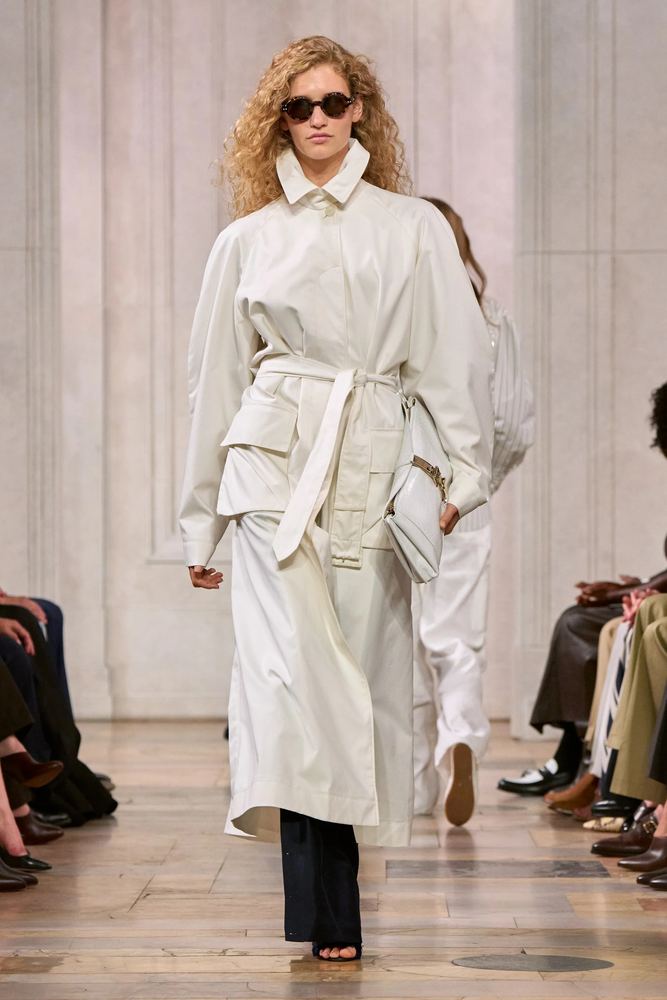 Ivory belted trench coat with patch pockets and a wide collar, Ralph Lauren S/S 27, New York.